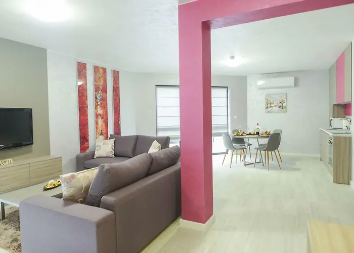 Noris With Garage Apartment