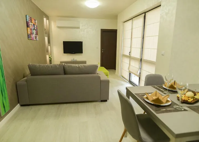 Noris With Garage Apartment